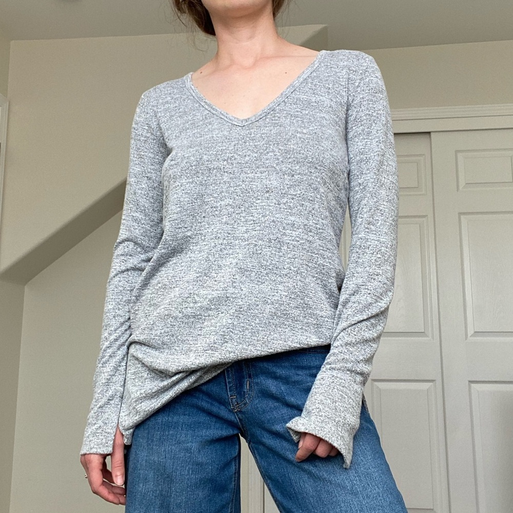 Gap gray v-neck long sleeve top